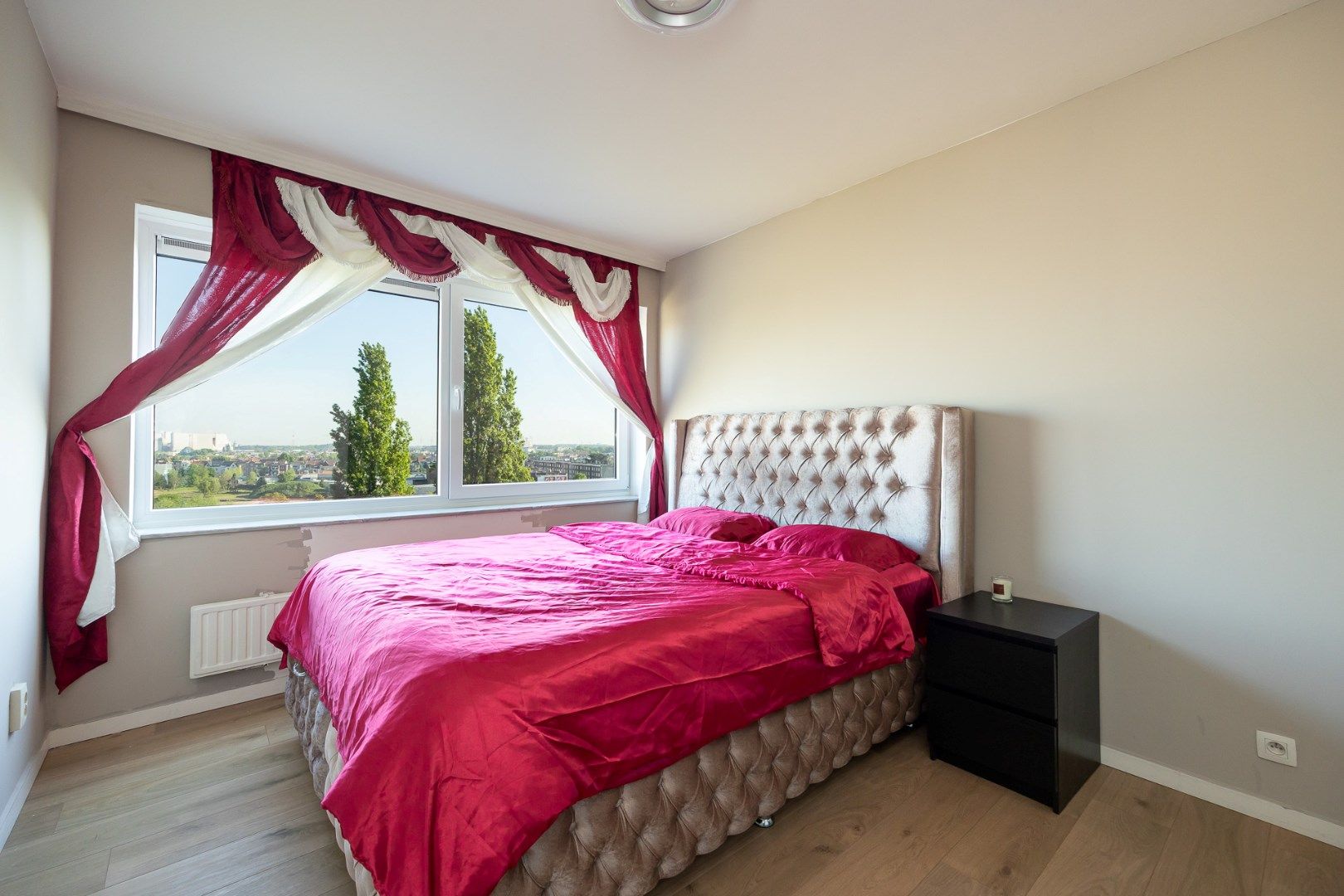 Volledig gerenoveerd 2-slaapkamer appartement (7v) met terras! foto 8