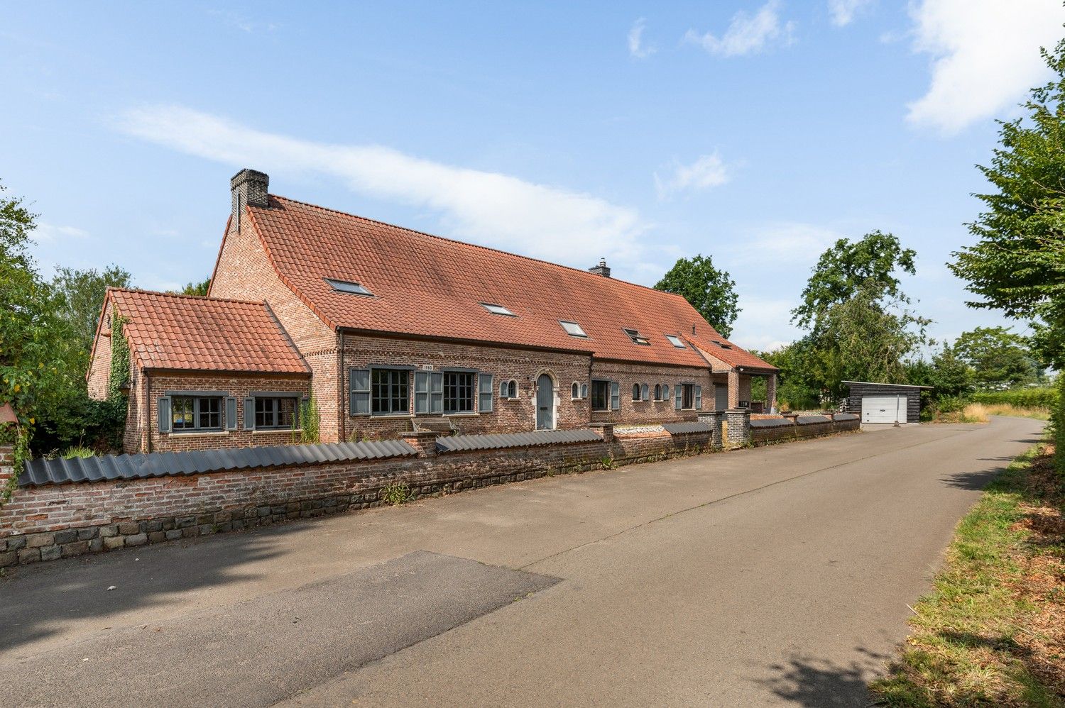 Polyvalent gebouw, appartement en magazijn te koop in Emblem! foto 23