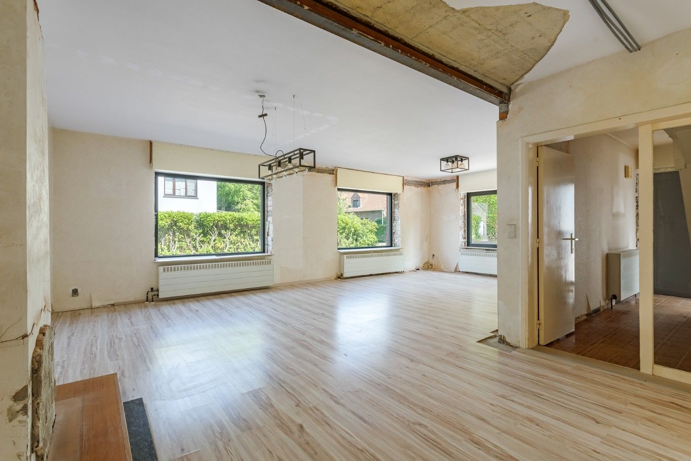Verrassend ruime, te renoveren HOB met 5 slpk., garage/loods en tuin foto 3