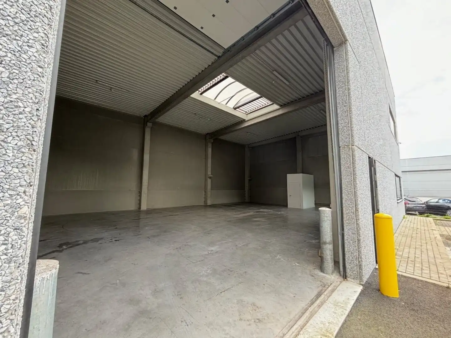 Recente KMO loods van 233m² met parking foto 4