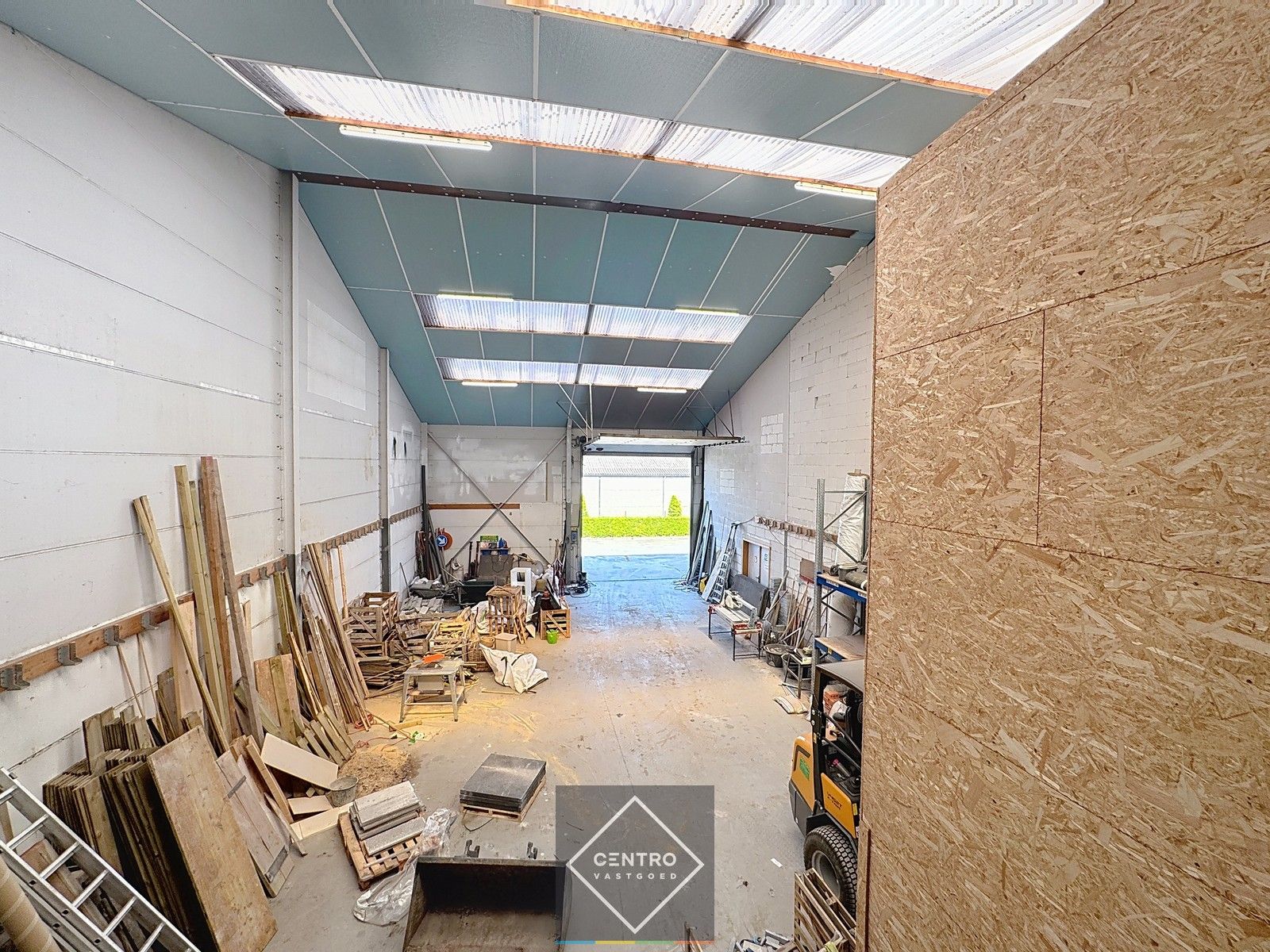 Magazijn (200m2)  met bureel + buitenterrein (circa 250m2)! foto 3