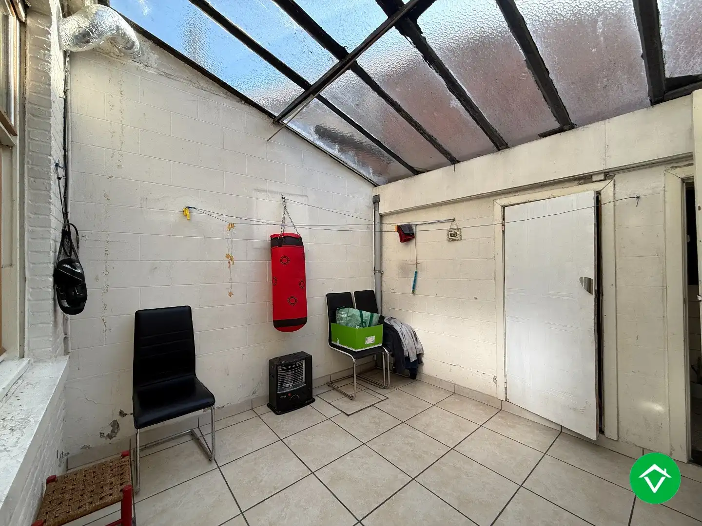 Rijwoning met 2 slaapkamers en koer te Roeselare foto 4