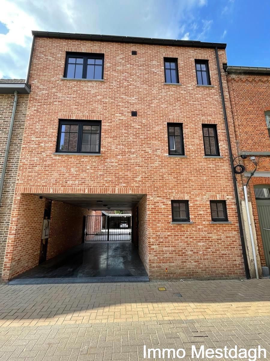 Nieuwbouw duplex appartement centrum Diest, met terras en zonnepanelen. foto {{pictureIndex}}