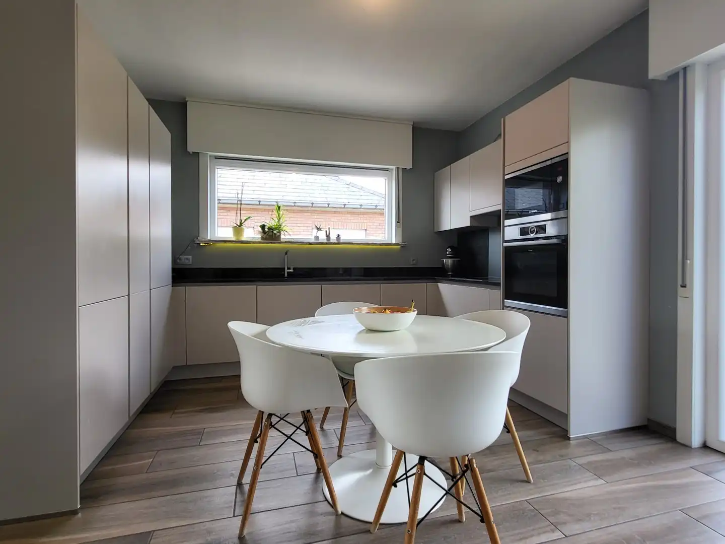 In een landelijke omgeving bevindt zich deze grondig gerenoveerde woning op een mooi perceel van 1.102 m². foto 19