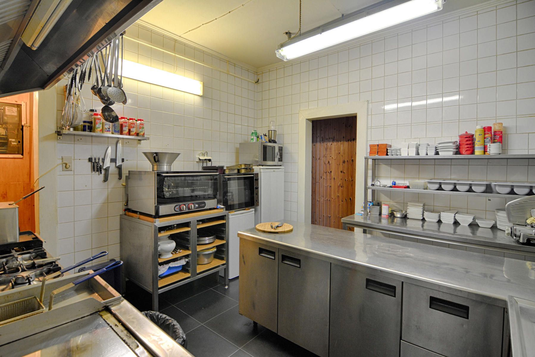 Riante woonst met statig horecapand en feestzaal foto 8