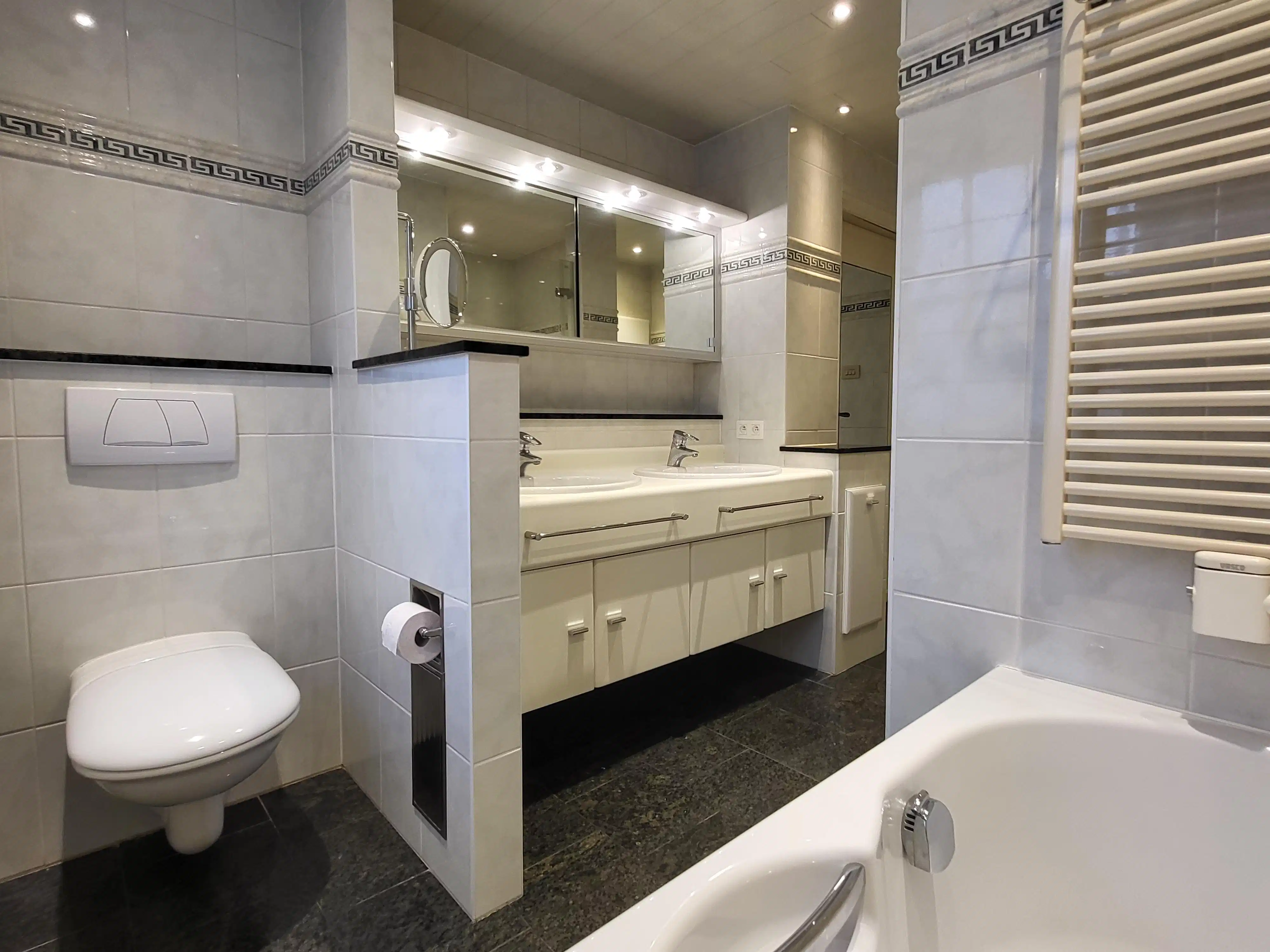 Uniek landhuis op een terrein van 3870m² met aangelegde zuidgerichte tuin en garage!  foto 24