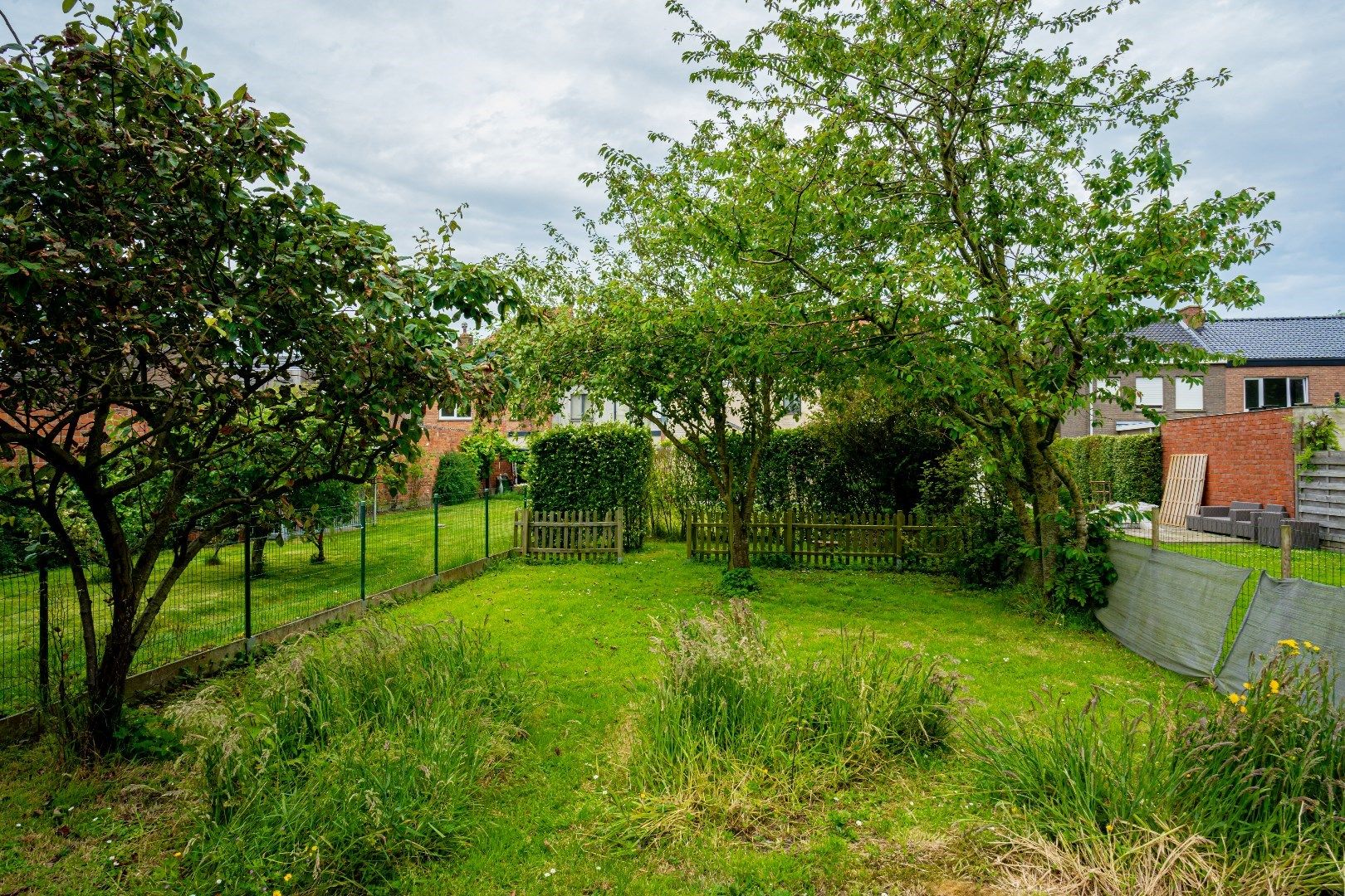 Rijwoning met 3 slaapkamers, garage en tuin in het hartje van Bassevelde foto 5