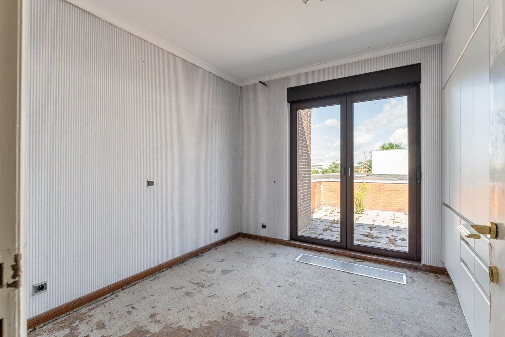 Bedrijfsgebouw (showroom/magazijn) met appartement gelegen op een perceel van 33a 50ca! foto 28