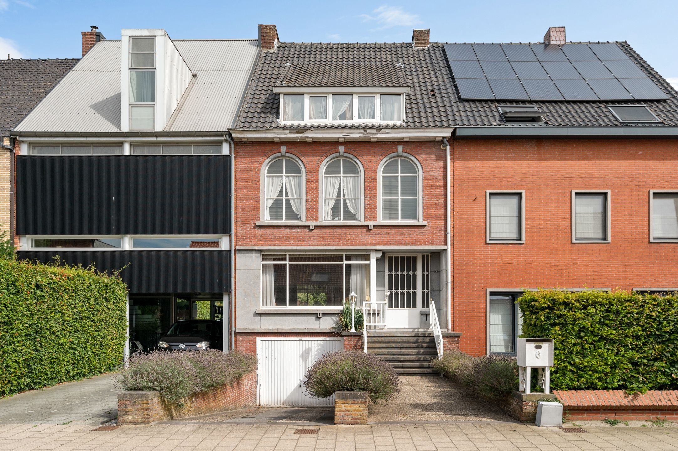 Ruime, te renoveren gezinswoning met 4 slpks, garage en tuin foto 2