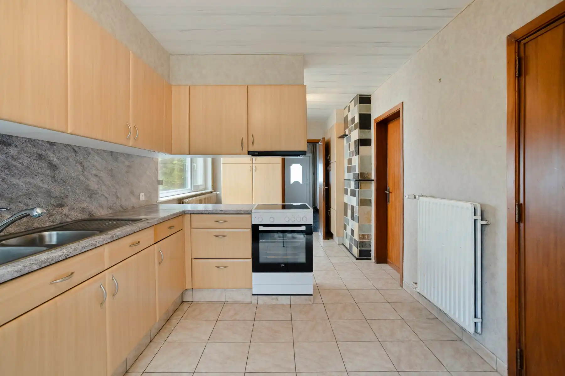 Leuke woning met veel potentieel en grote tuin foto 11