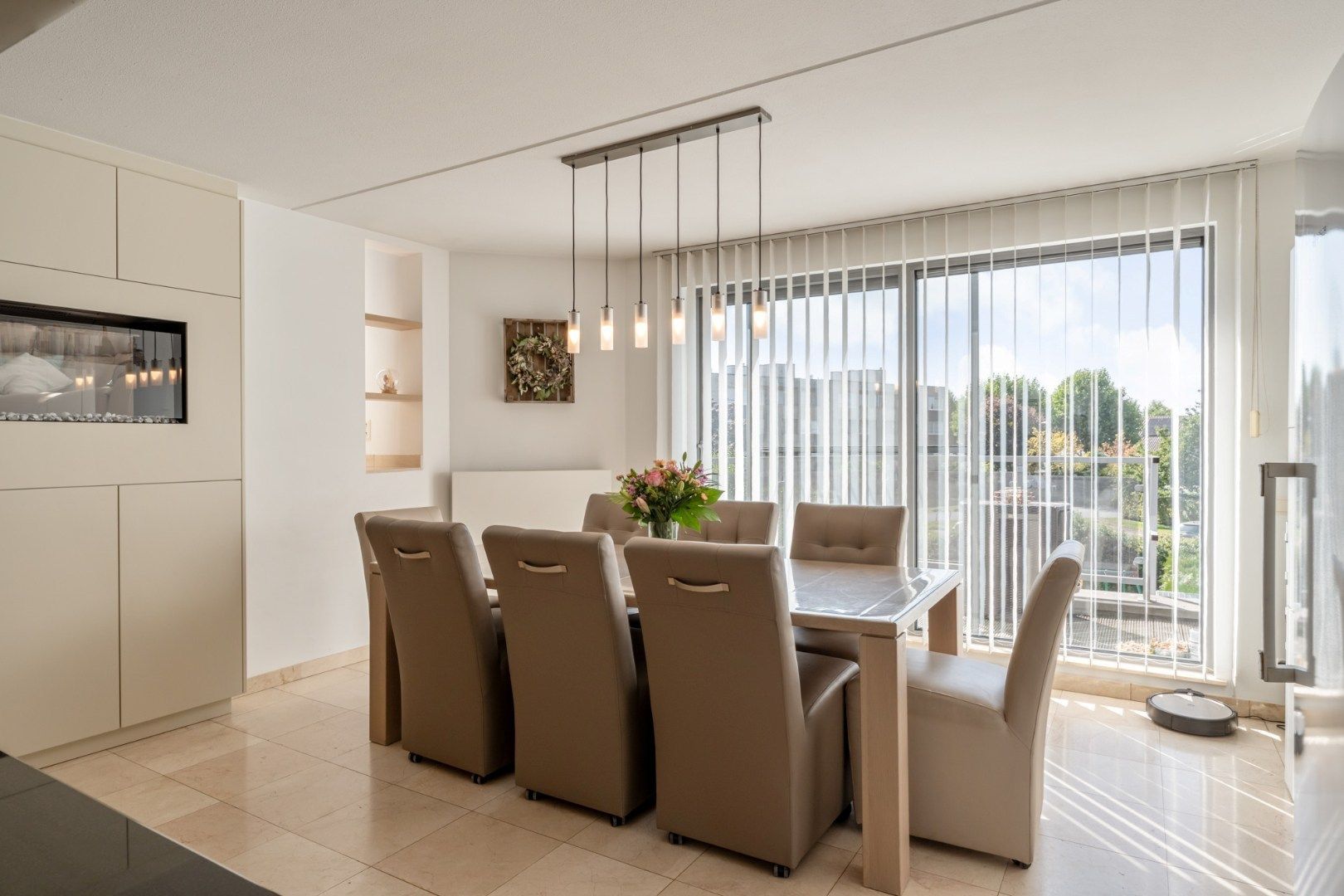 Zeer ruime, goed afgewerkte woning met diverse mogelijkheden nabij het centrum van Maaseik! foto 10