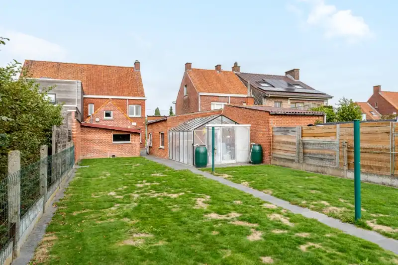 Ruime halfopen woning met potentieel foto 15