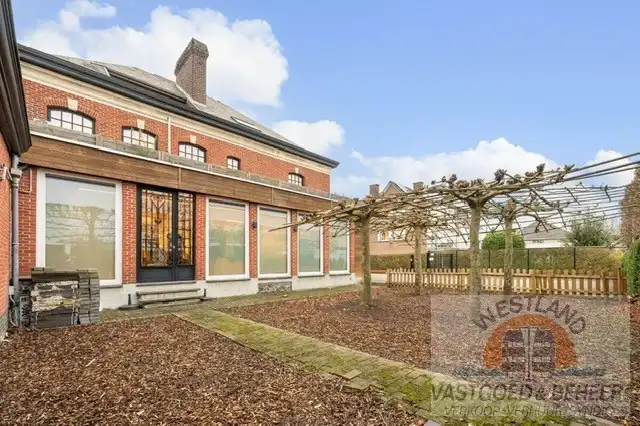 Statig handelspand met 2 mogelijke woonentiteiten, 5 parkeerplaatsen en grote garage foto 6