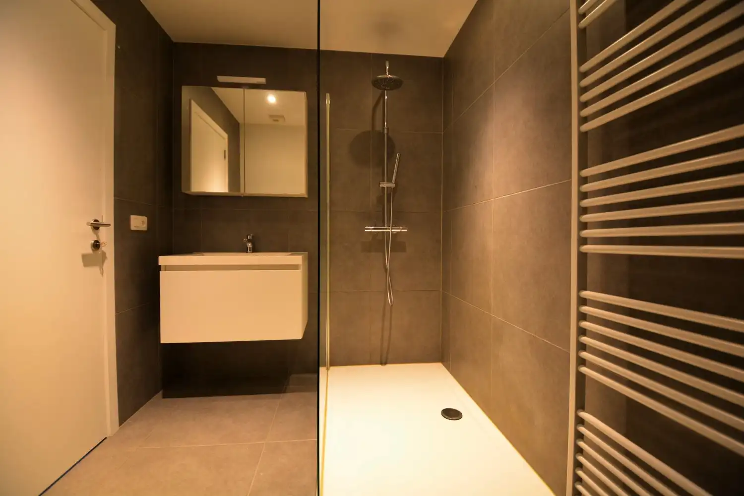 RUIM APPARTEMENT MET 2 SLK, TERRAS EN PARKING! foto 7