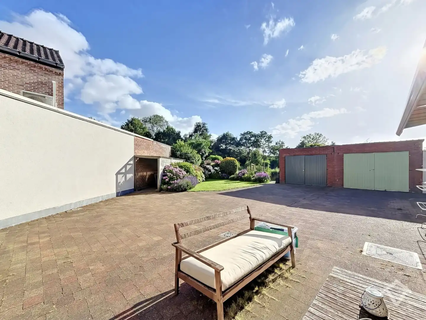 Woning met tal van mogelijkheden, 2 garages en ruim perceel van 735 m² nabij het centrum! foto 24