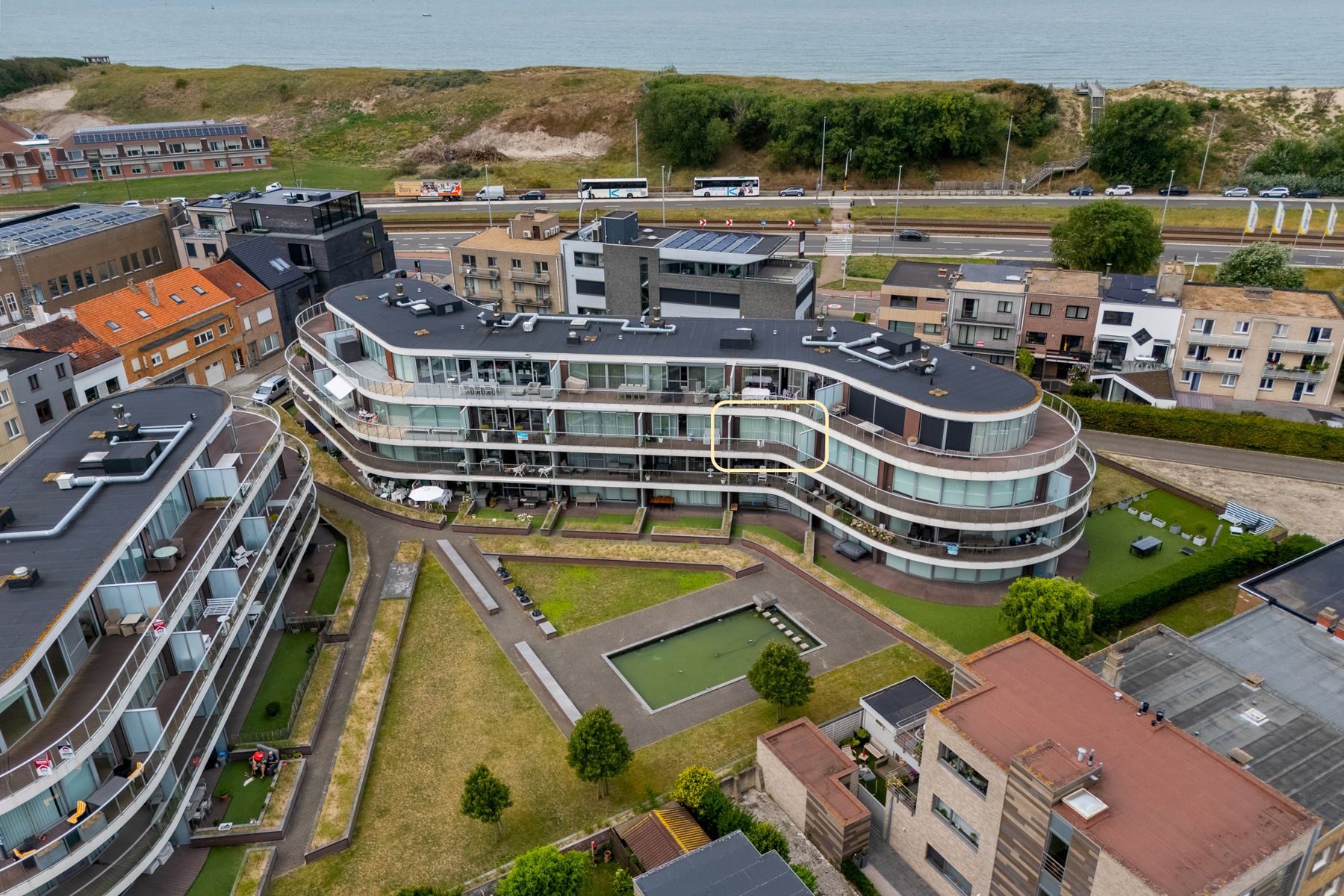 Ruim appartement met 2 terrassen en dubbele garage foto 2
