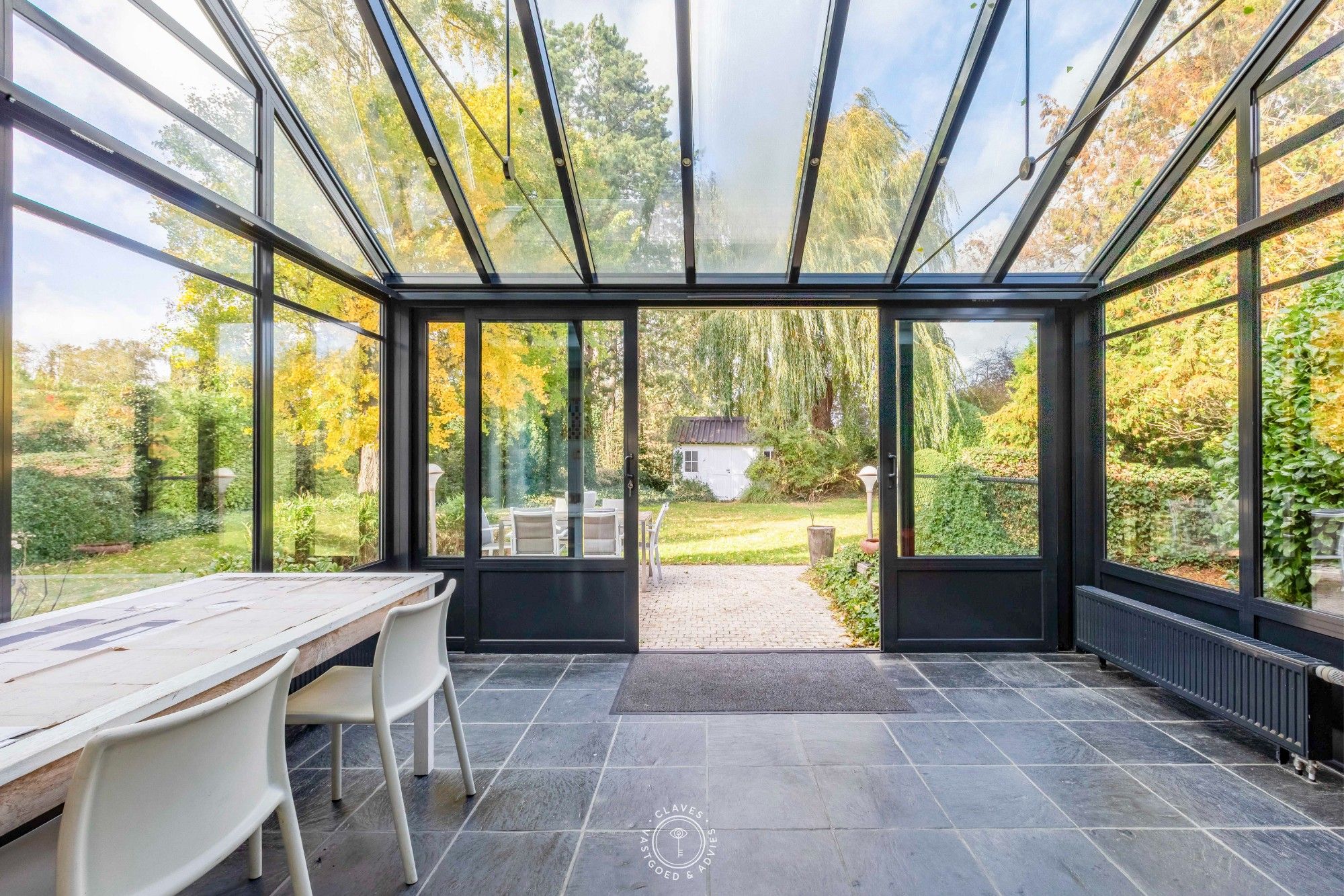 Open bebouwing omgeven door een prachtige tuin foto 3