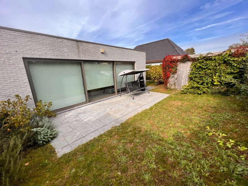 --- NIEUW --- Centraal gelegen, energiezuinige bungalow met 2 slaapkamers foto 3