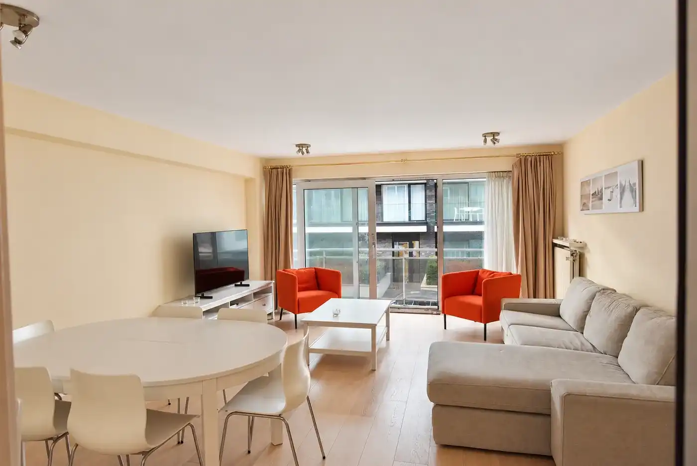 Centraal gelegen 2-slaapkamerappartement te huur in de Leopoldlaan foto 2