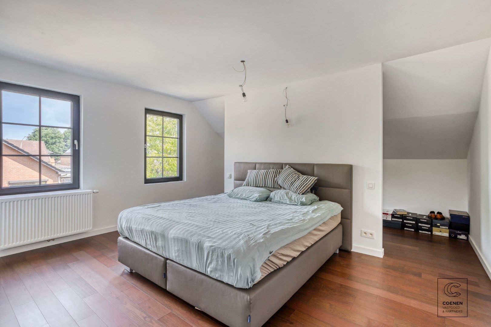 Prachtig, volledig gerenoveerde villa van 351 m² en 6 slaapkamers op een uiterst rustige locatie! foto 15