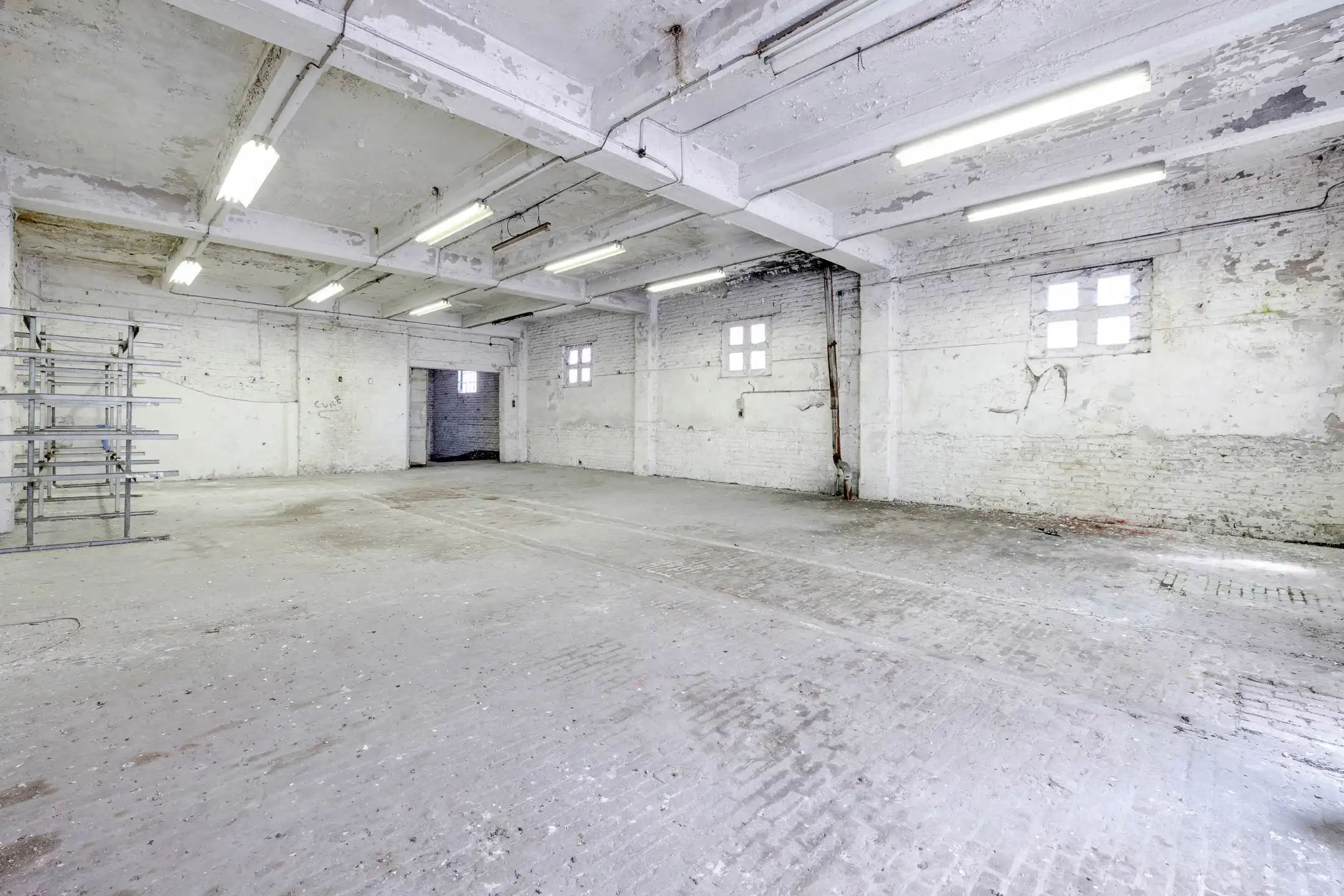 Werkplaats/magazijn van ± 530 m² met kantoor van ± 35 m² foto 18