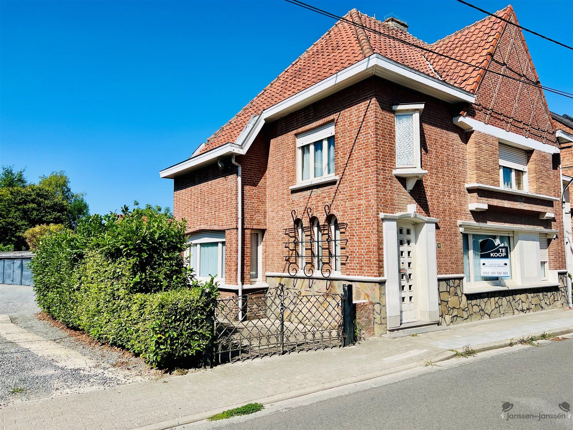 HOB met achterliggende garages foto 2