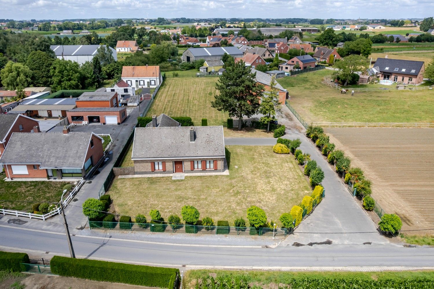 Hoofdfoto van de publicatie: Alleenstaande woning met magazijn.