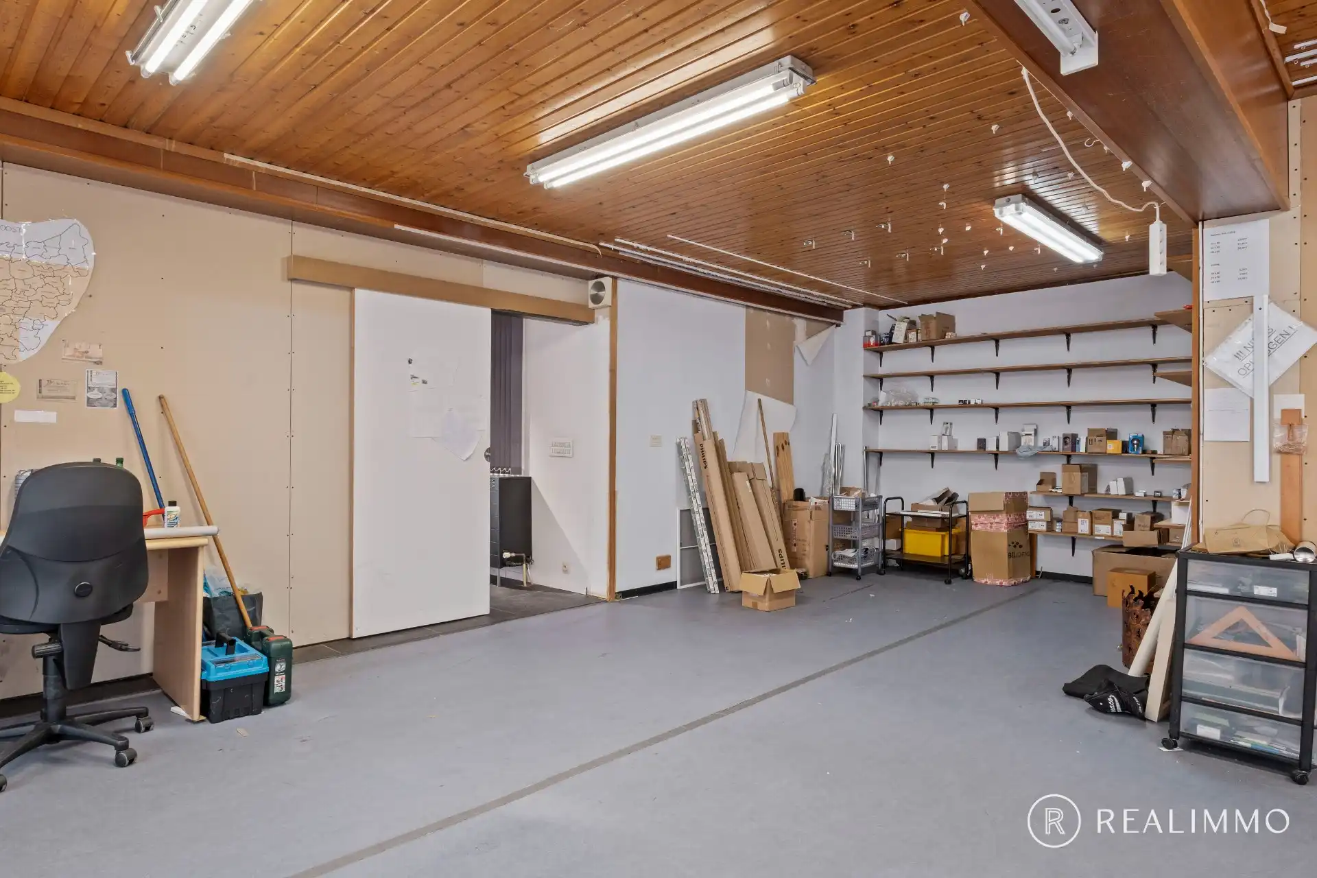 Verrassend ruim handelspand in hartje Kuurne foto 7