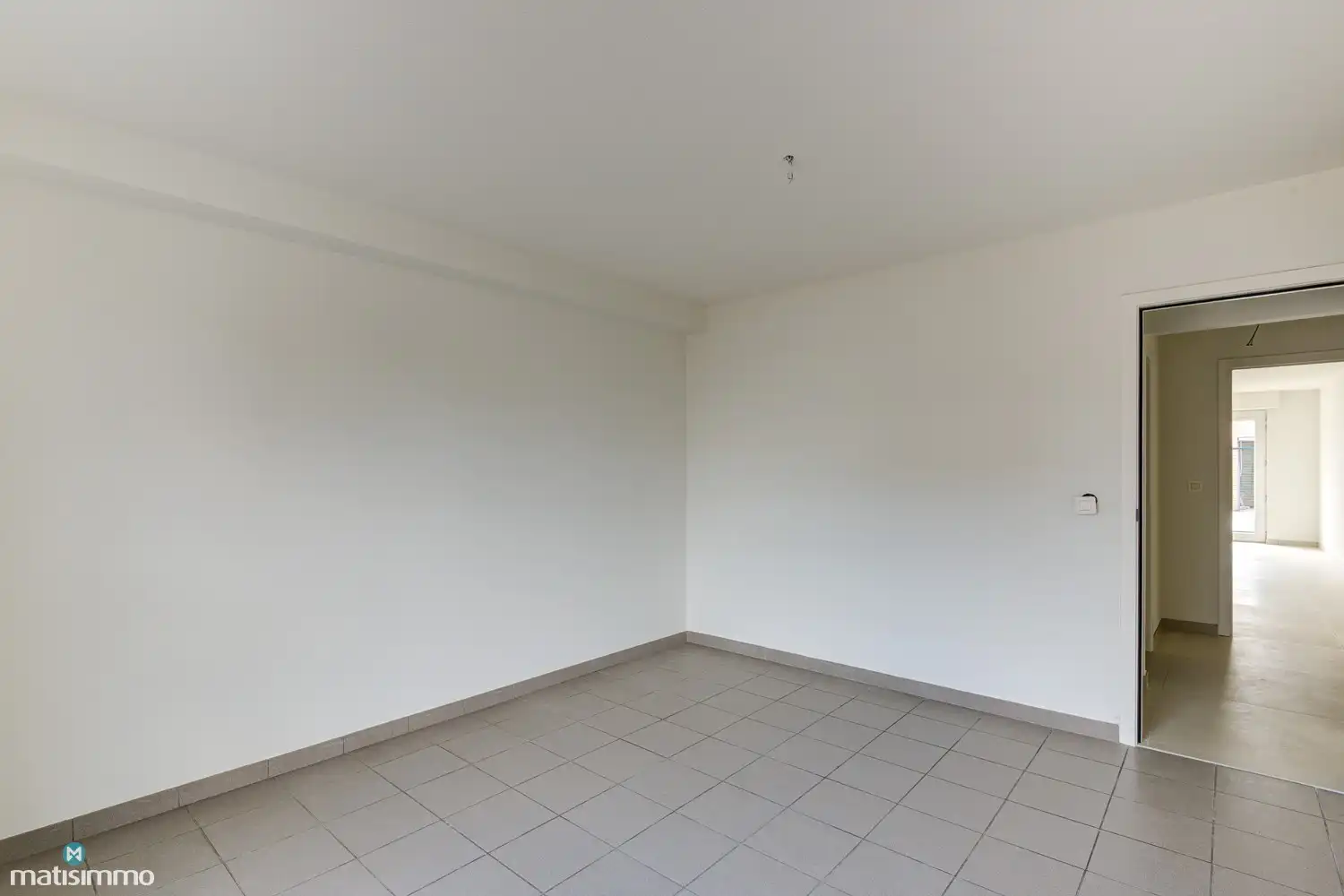 INSTAPKLAAR GELIJKVLOERS APPARTEMENT MET 2 SLAAPKAMERS, BERGING EN AUTOSTAANPLAATS NABIJ HET CENTRUM VAN BILZEN foto 10