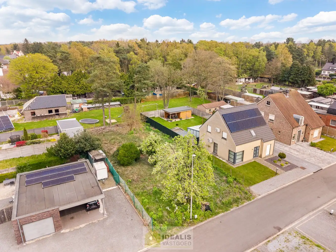 KNAPPE BOUWKAVEL VOOR OPEN BEBOUWING VAN 5A 42CA OP EEN GROENE RUSTIGE LOCATIE IN LOMMEL KOLONIE! Deze bouwkavel met een oppervlakte van 5a 42ca biedt de mogelijkheid voor het bouwen van een prachtige eengezinswoning op een heerlijke plek in een residentiële wijk. Zo zijn basisschool, supermarkt, bakker, apotheek, horeca op fietsafstand bereikbaar. Daarnaast is de bouwkavel gelegen op een steenworp van de grens met Nederland! foto 4