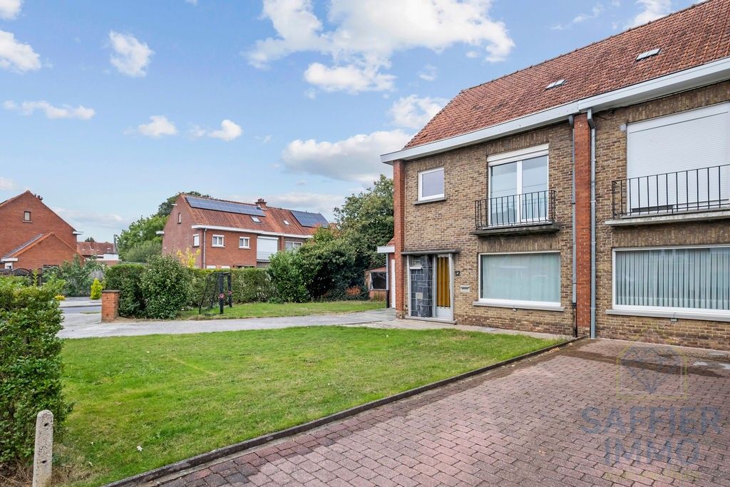 Halfopen bebouwing met zonnige tuin en 2 garages in rustige wijk te Izegem foto 5