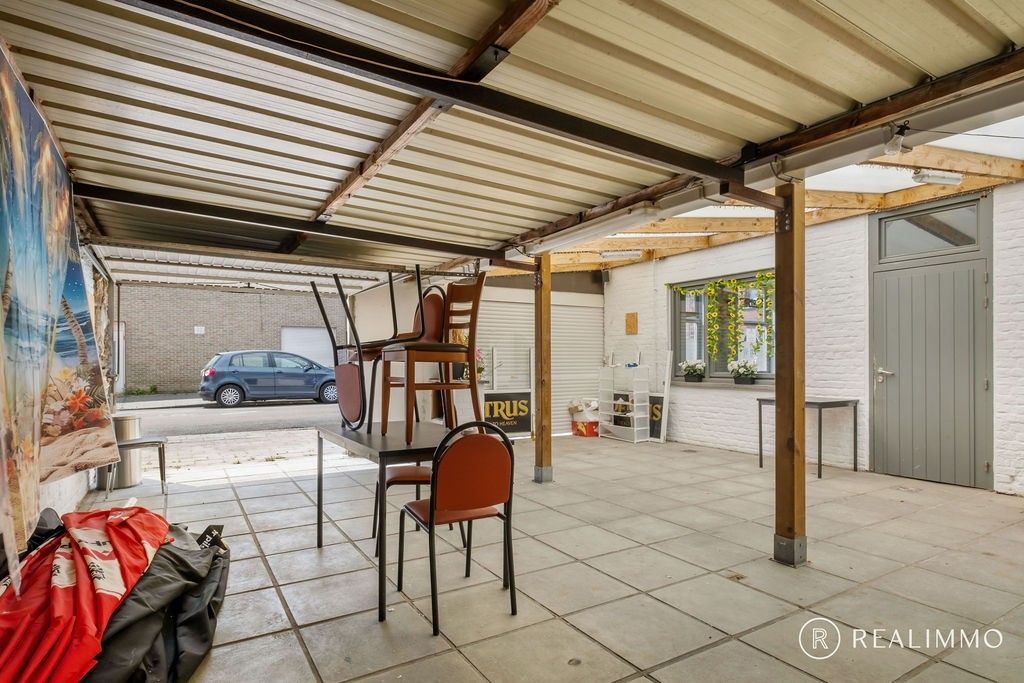 Veelzijdige eigendom met charmante gevel, buitenruimte en potentieel voor ruime woning foto 7