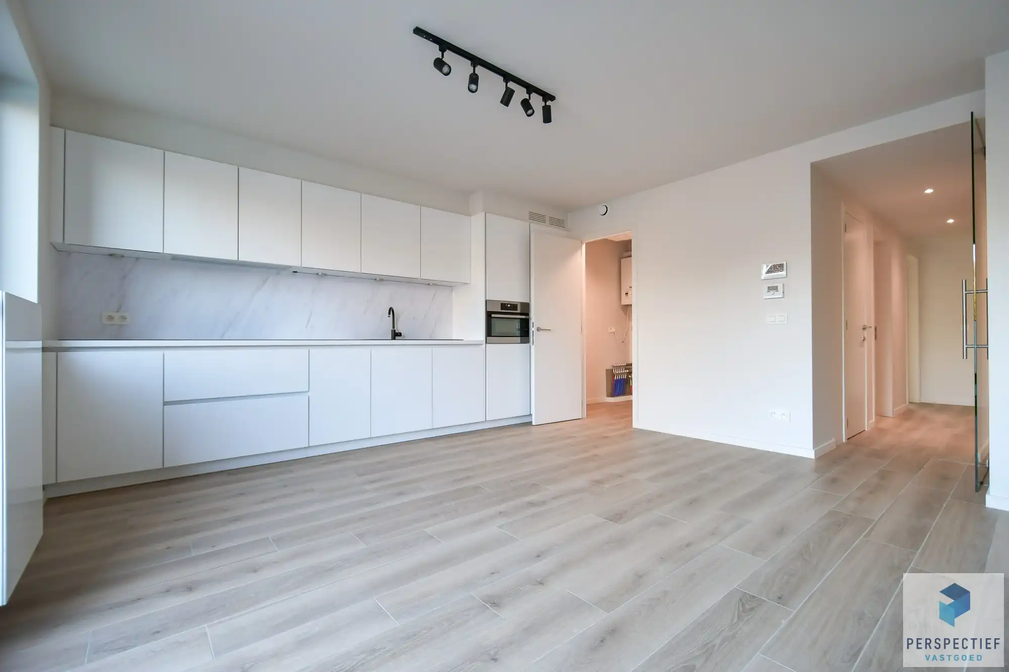 BEZOEKMOMENT WOENSDAG 10/06 VAN 16U30 TOT 18U | RECENT ENERGIEZUINIG APPARTEMENT met TERRAS & AUTOSTAANPLAATS foto 4