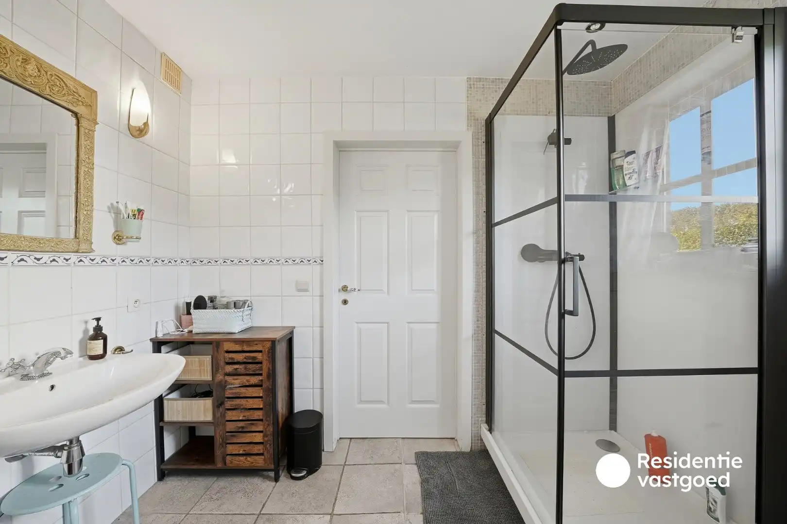 Ruime alleenstaande woning met 4 slaapkamers in rustige omgeving foto 9