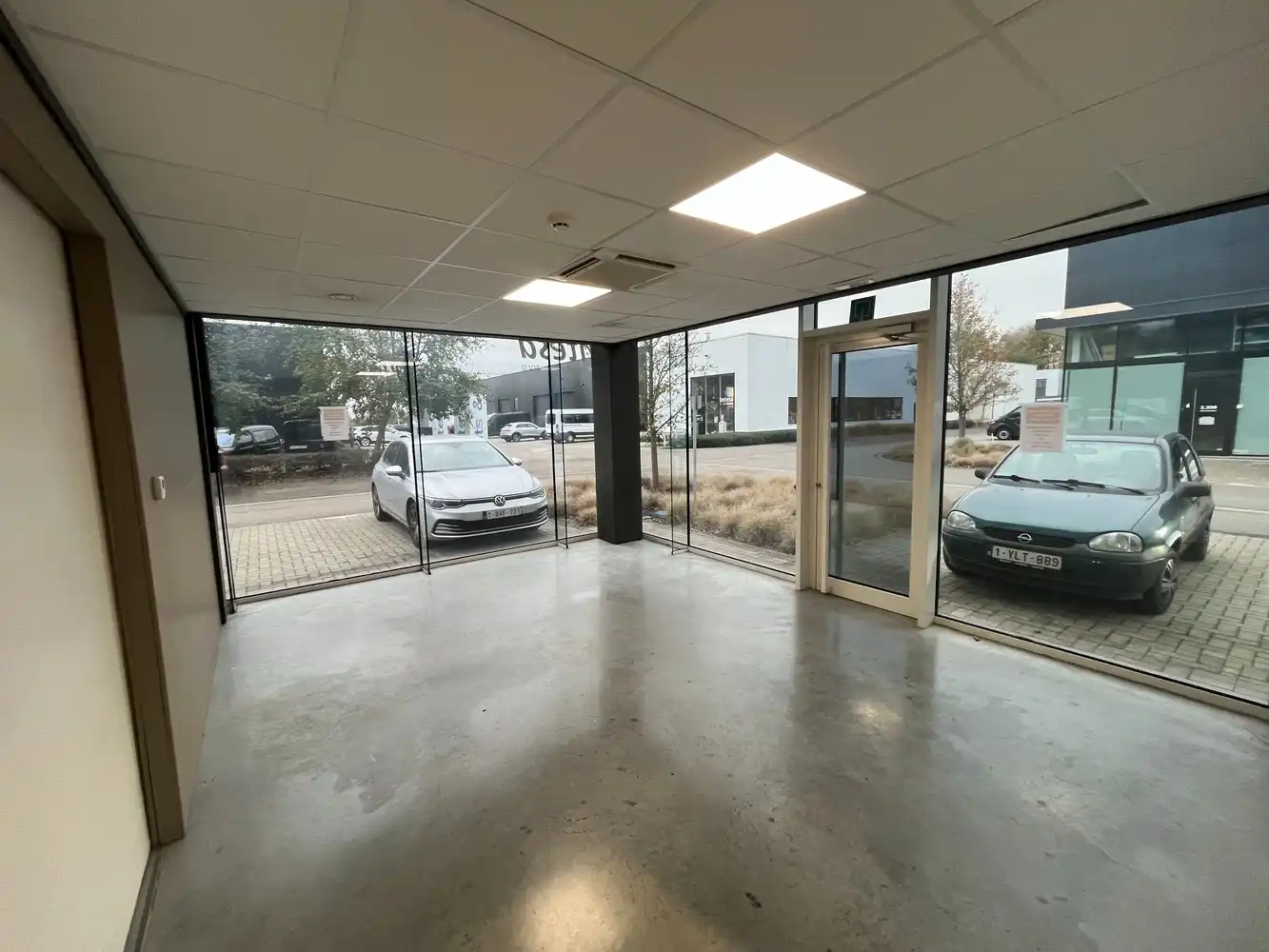 Bedrijfshal met kantoor foto 7