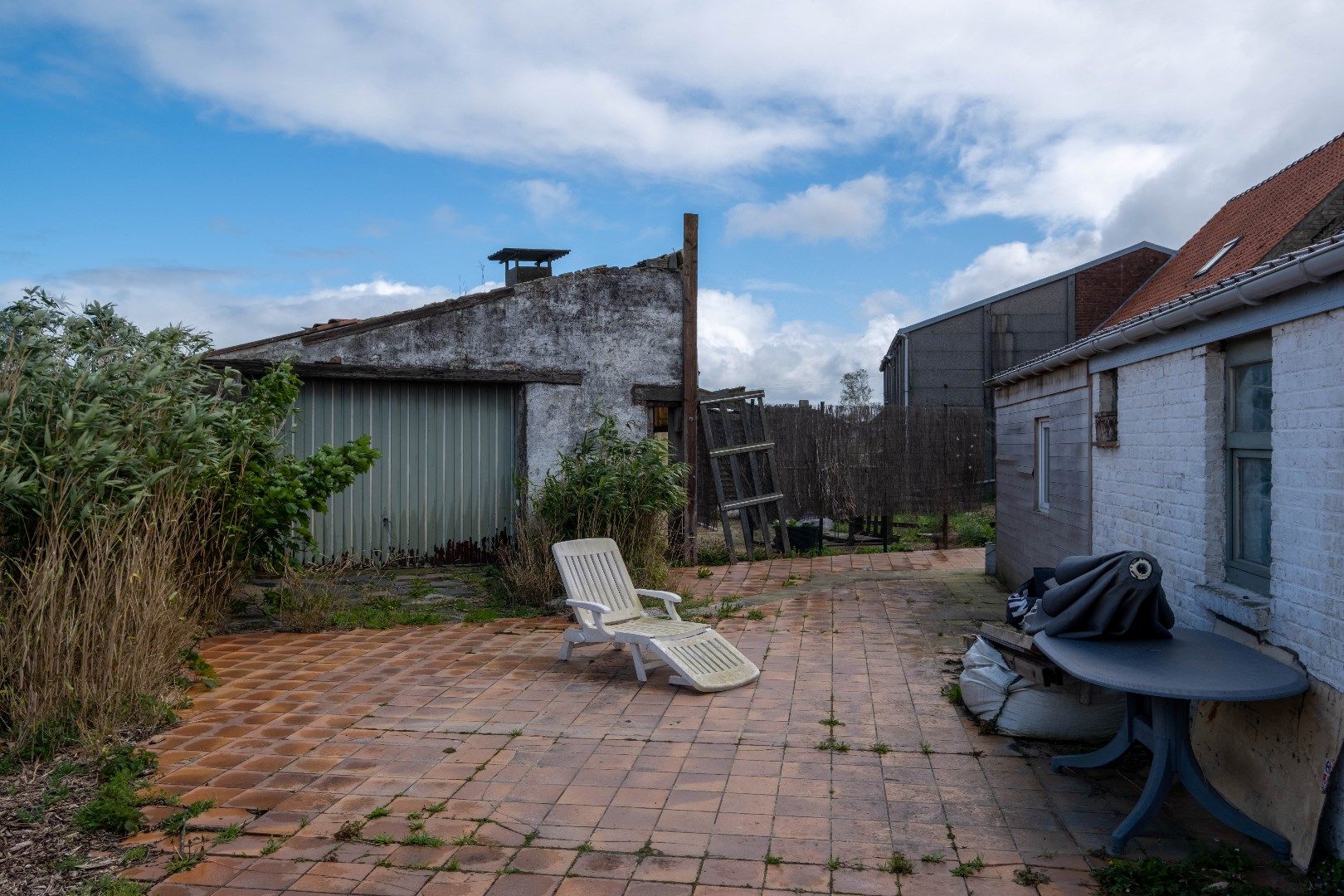 Groot perceel met ruime woning en loods in Woumen  foto 6