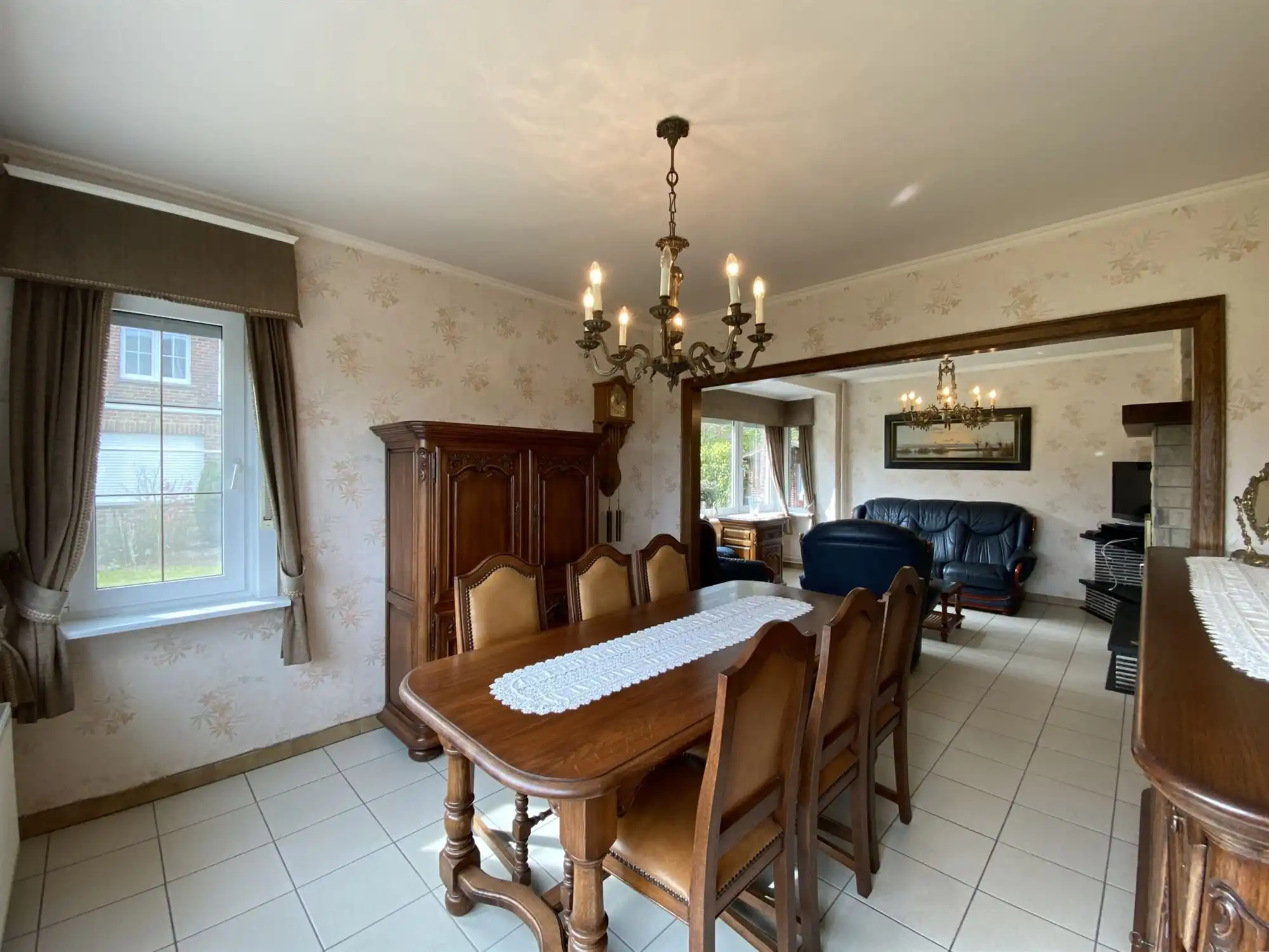 Charmante open bebouwing met 3 slaapkamers, grote garage en zonnepanelen foto 3