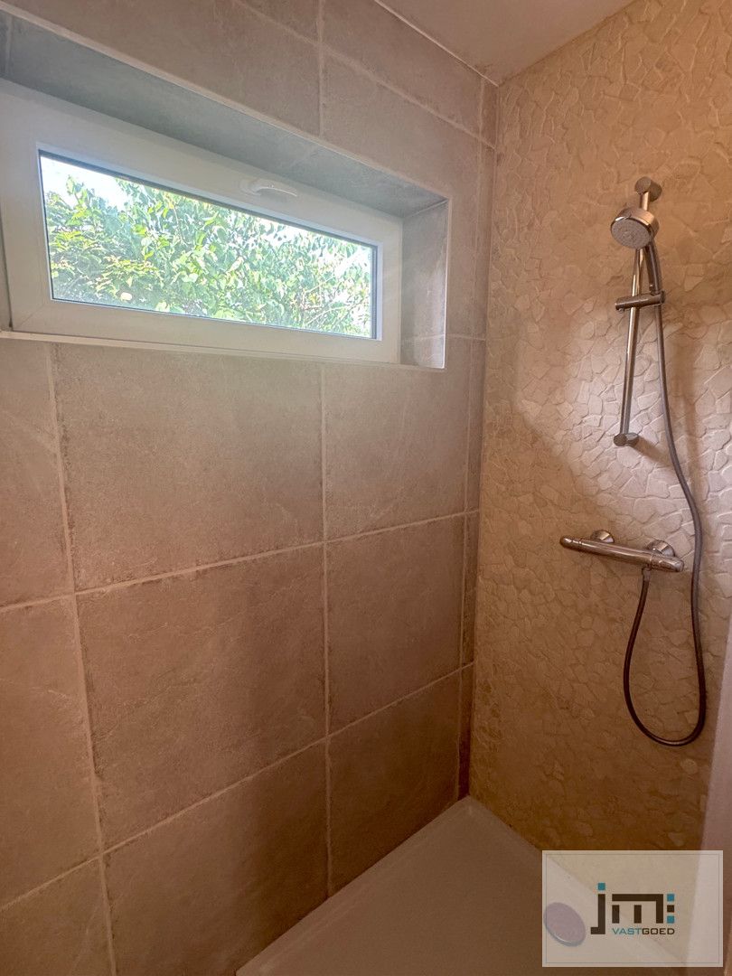 Mooi gerenoveerde woning op ruim perceel foto 9