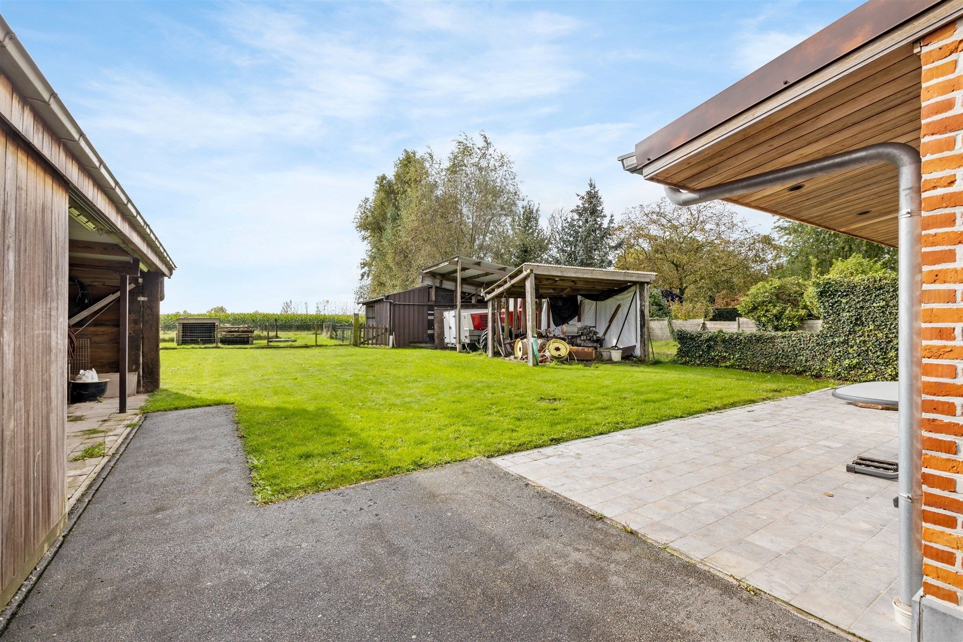 Instapklare gezinswoning met paardenstal en weide op een perceel van 2.639m² foto 23