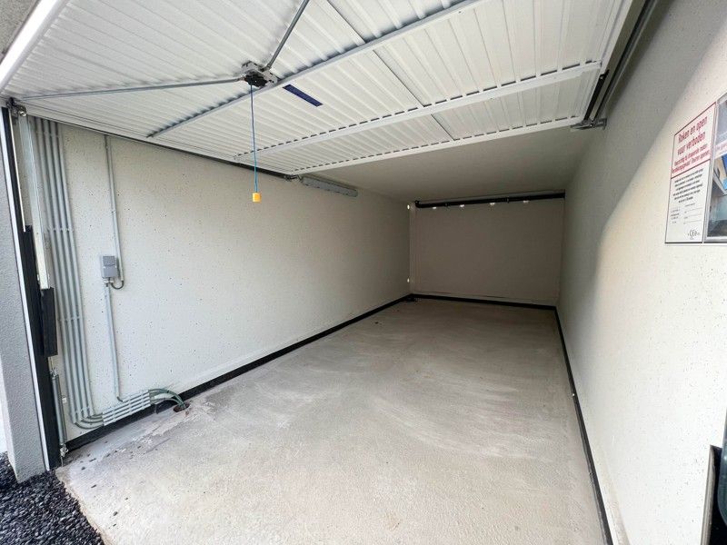 Nieuwe afgesloten garagebox met elektriciteit en verlichting te Tielt! foto 4