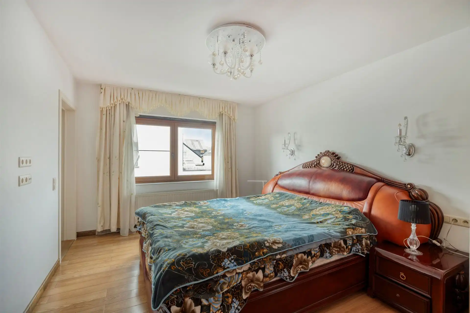 Energiezuinige en ruime villa (322m²) met 6 slaapkamers en 3 badkamers te Veldwezelt (Lanaken) foto 9