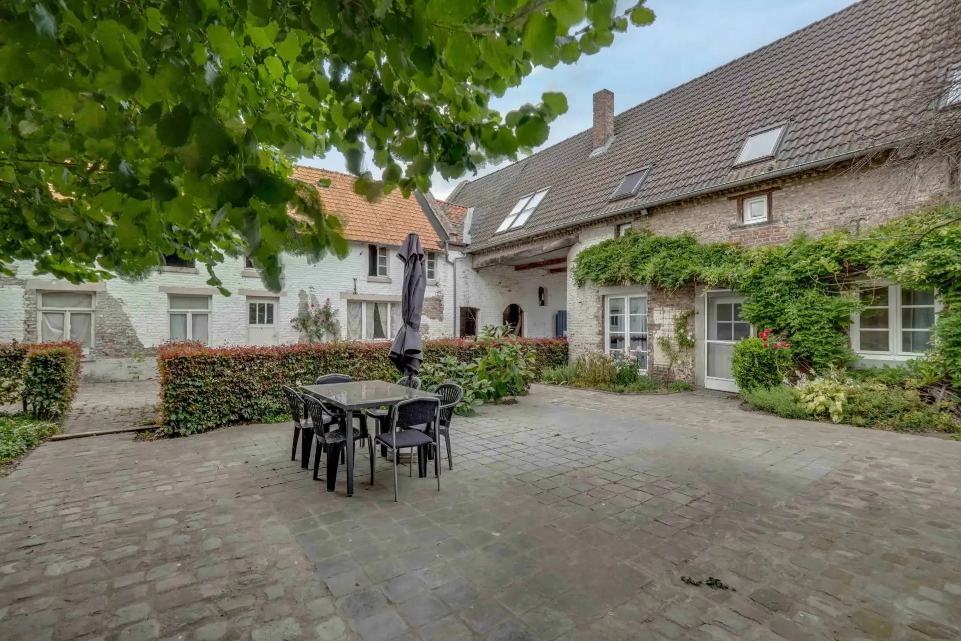 Karaktervolle vierkantshoeve met ruime binnenkoer foto 10