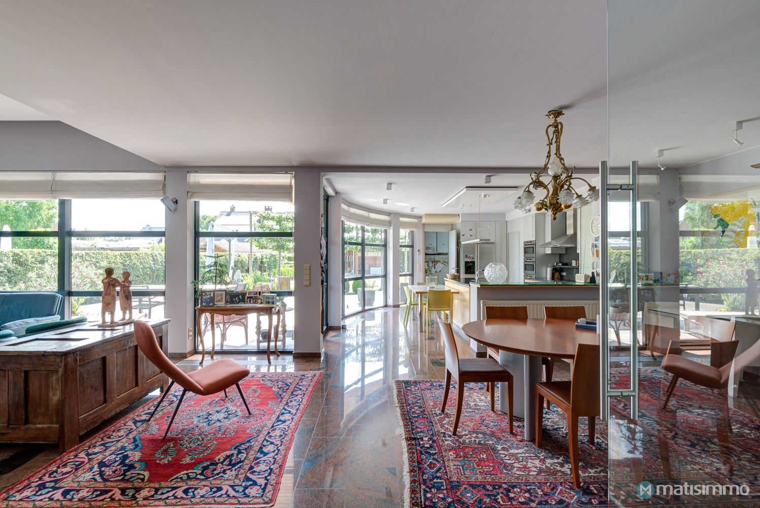 GELIJKVLOERS APPARTEMENT MET TUIN EN TWEE SLAAPKAMERS NABIJ HET STADSCENTRUM VAN BILZEN foto 4