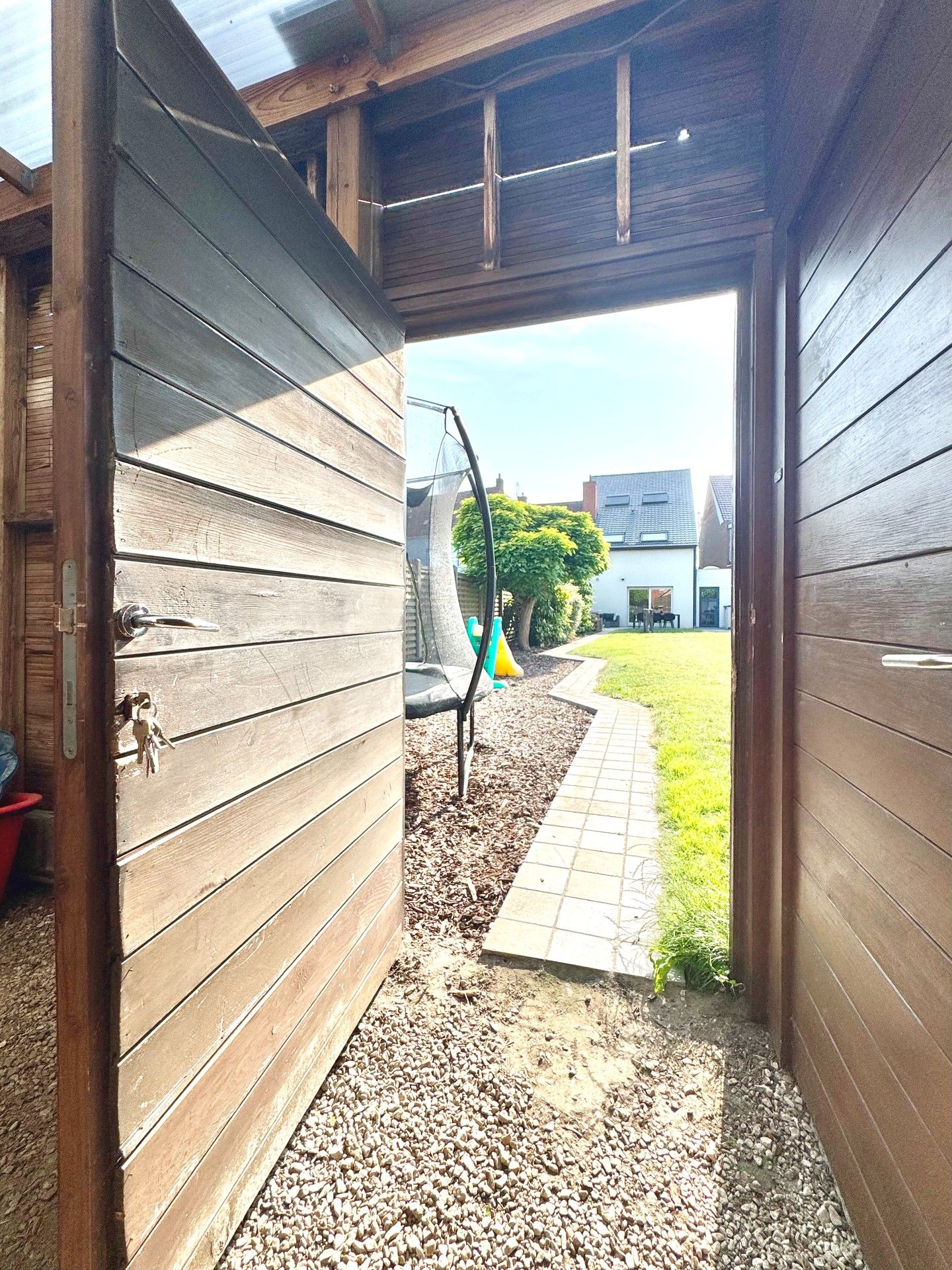 WONING MET 4 KAMERS - TUIN - GROTE CARPORT & UITWEG ACHTERAAN - 433 M² foto 17