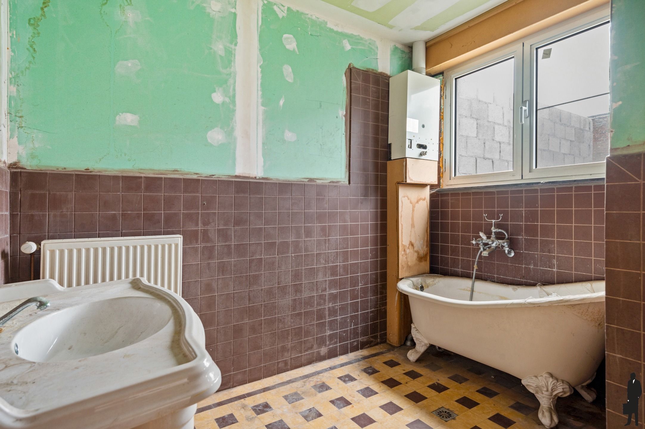 Op te frissen woning met ruime tuin foto 9