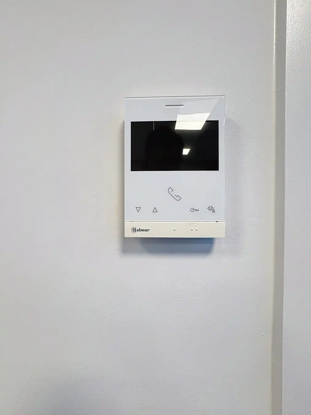 Instapklaar en bemeubelde KANTOORGEBOUW (2x 150m² op gvl + 1°V.) met berging en 4 autostaanplaatsen in de kelderverdieping. Op een boogscheut van het centrum van Brugge/expresweg. foto 11