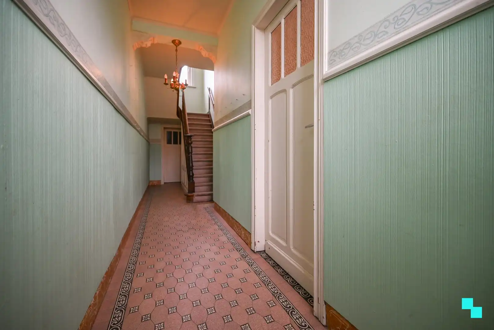 Te renoveren gezinswoning met ruime opslagruimte/garage foto 4