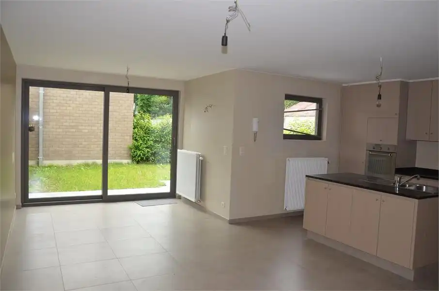 Gelijkvloers recent appartement met tuin. foto 10