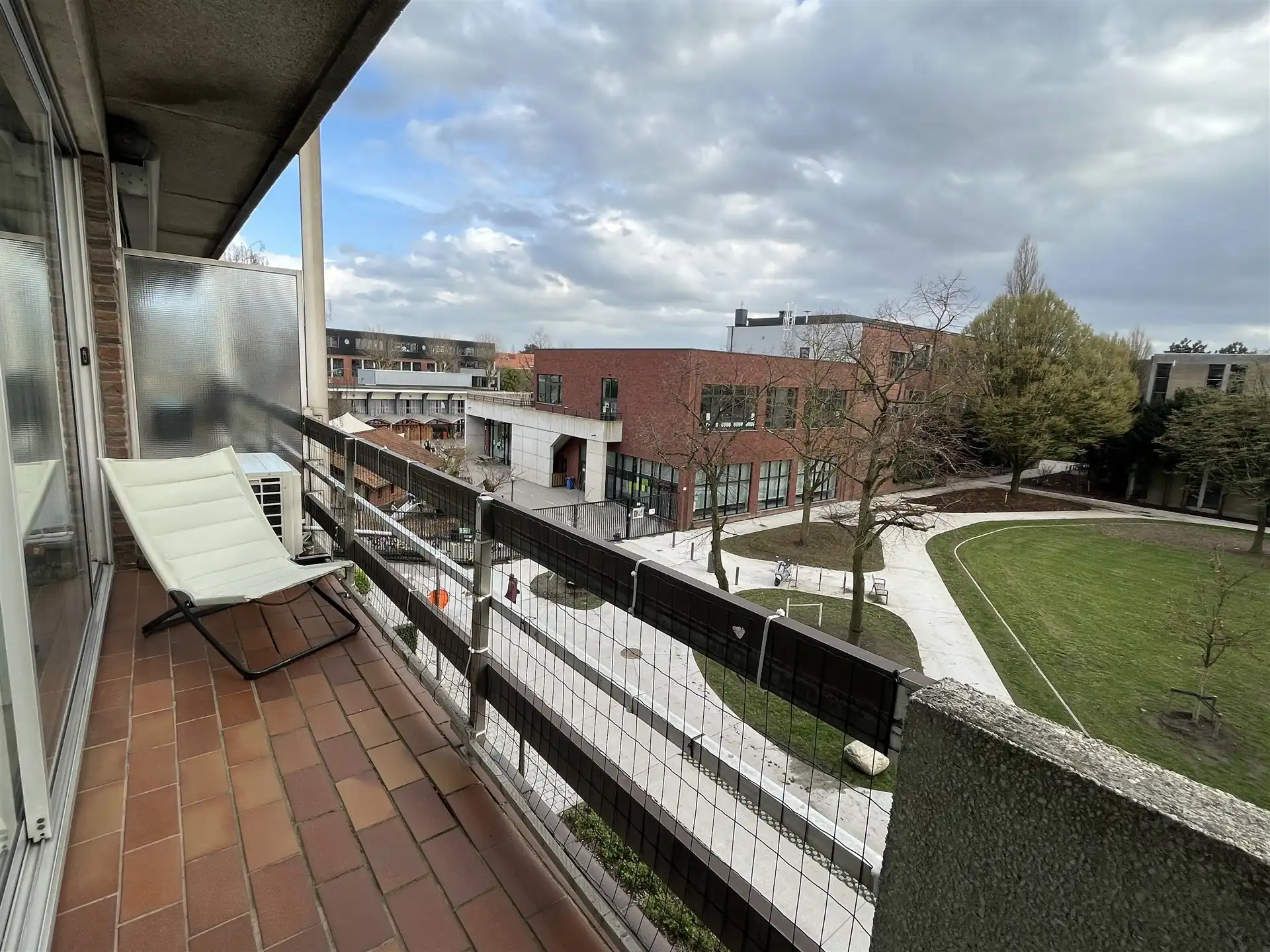 Instapklaar 2 slaapkamer appartement + autostaanplaats foto 3