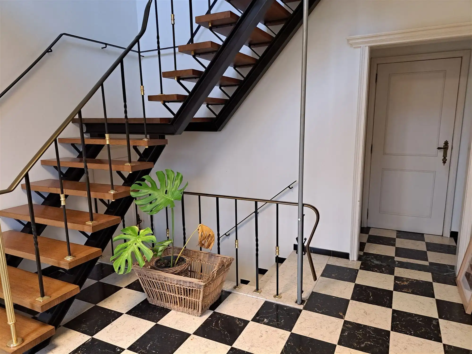 Villa met 4 slaapkamers, grote garage, veel parkeergelegenheid en een afgesloten tuin. foto 2